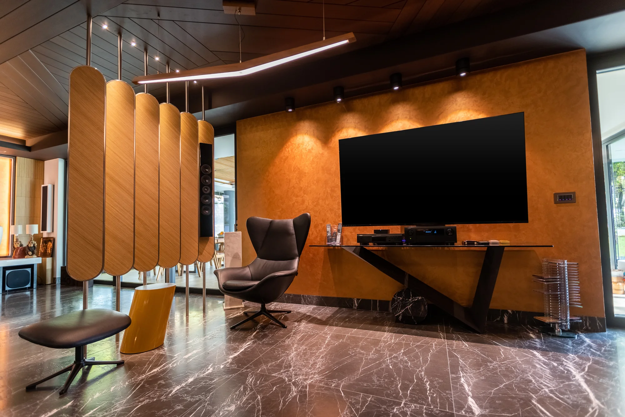 Дискретно интегрирана мултимедийна система в дневна